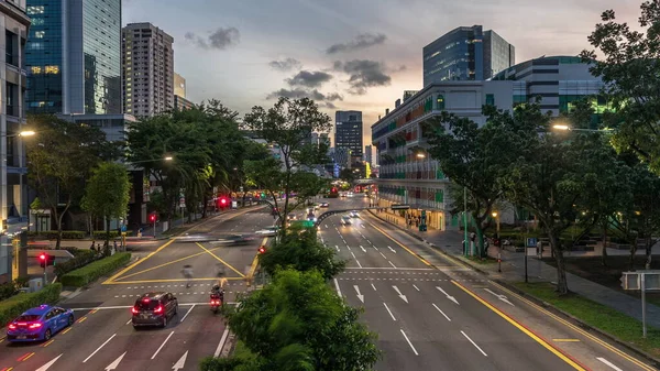 旧ヒルストリート警察署の歴史的な建物や夜の遷移空中タイムラプスへのシンガポールのヒルストリート上のトラフィック カラフルな窓のあるネオクラシック様式の建物 背景にスカイスクレーパー — ストック写真