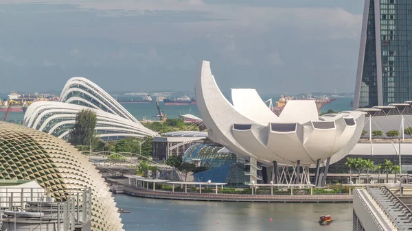 アートサイエンスミュージアムシンガポールのベイフロント空中タイムラプス 船を背景に アートサイエンス博物館はマリーナベイサンズの統合されたリゾート内に位置する博物館です — ストック写真