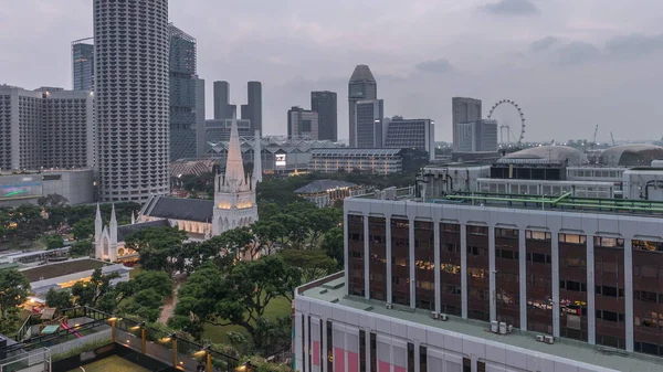 セント アンドリュー大聖堂の空中日とシンガポールのスカイライン夜のタイムラプス — ストック写真