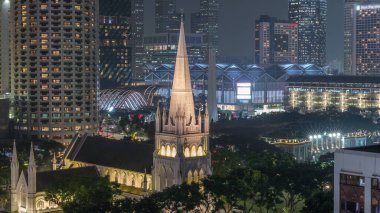 St. Andrew Katedrali 'nin gece uçuşu. Singapur 'daki bir Anglikan katedrali, ülkenin en büyük katedrali..