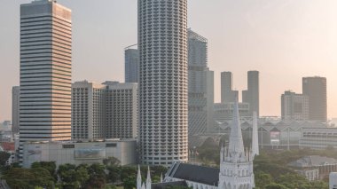 St. Andrew Katedrali 'nin hava saatleri gün doğumundan sonra erken saatlerde. Singapur 'un en büyük katedrali olan Anglikan katedrali. Arkaplanda gökdelenler