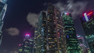 Modern iş gökdelenlerinin bakış açısına bakıyorum. Camlar ve gökyüzü manzarası. Central City 'deki ticari binalar. Singapur 'da parlayan pencereli kuleler