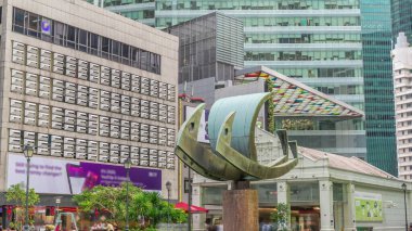 Singapur 'daki Singapur İş Bölgesi Singapur' da Singapur Piyangosu. Gemi heykeli ve metro istasyonuna giriş