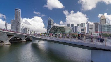 Esplanade Köprüsü yakınlarındaki Esplanade Köprüsü 'nün arkasındaki Esplanade Tiyatrosu' nda trafik saatleri aşırı hızlandı. Singapur gökdelenleri arka planda gökdelenler