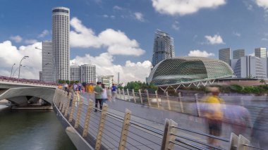 Esplanade Köprüsü yakınlarındaki Esplanade Köprüsü 'nün arkasındaki Esplanade Tiyatrosu' nda trafik saatleri aşırı hızlandı. Singapur gökdelenleri arka planda gökdelenler