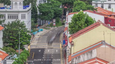 Çin Mahallesi 'ndeki Neil yolu boyunca kırmızı çatıları olan sanat deco dükkanlarının hava görüntüsü. Kavşakta trafik vardı.