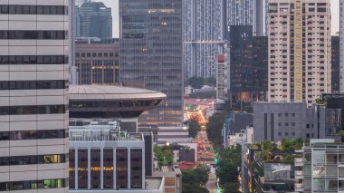 Marina Körfezi ve gökdelenlerle akşam manzarası... Gökdelenler... Gökyüzü....