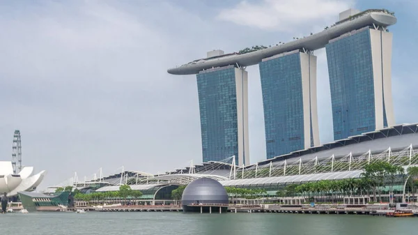 Pięćdziesiąt Pięć Pięter Wysokości Marina Bay Sands Hotel Dominuje Panoramę — Zdjęcie stockowe