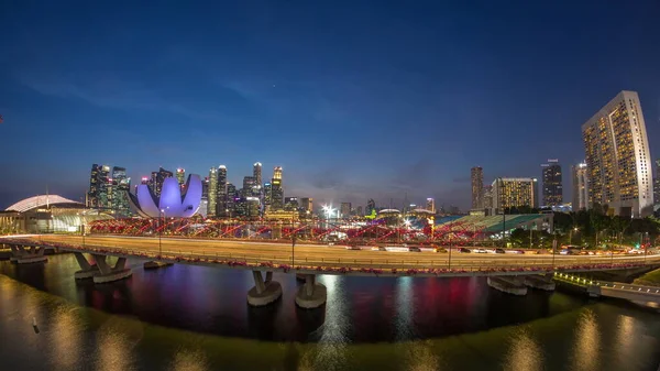 ヘリックス ブリッジとベイフロント アベニューの上空からの空中ビュー シンガポールを背景に高層ビルが立ち並ぶマリーナ ベイでは 交通量の多い日から夜への移行時間が経過します 右側の競技場 — ストック写真