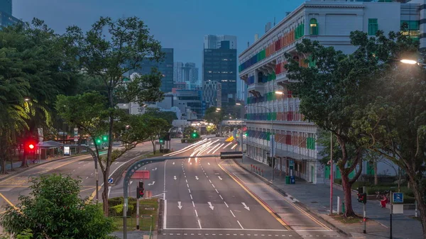 新加坡古山街派出所历史建筑的公路交通夜以继日的过渡空中时间过去了 带有彩色窗户的新古典主义风格建筑 背景下的摩天大楼 — 图库照片