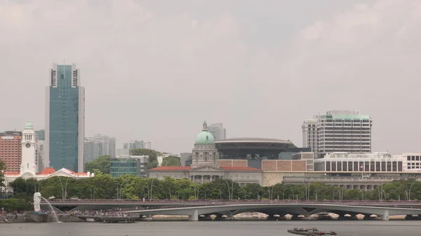 シンガポール国立美術館とマーライオンパークとビクトリアコンサートホール Esplanade橋のタイムラプス マリーナベイの水の反射 — ストック写真