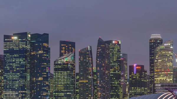 新加坡 城市景观城市地标和商业金融区中心 从海里纳湾的海市蜃楼一天到晚地经过商业金融城和摩天大楼 — 图库照片