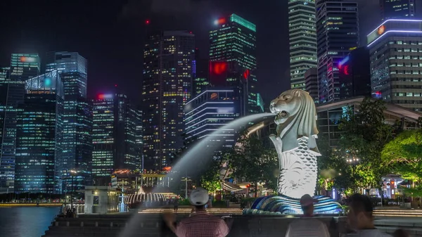 Merlion Szökőkút Szingapúri Skyline Éjszakai Időugrás Belvárosi Felhőkarcolók Háttérben Merlion — Stock Fotó