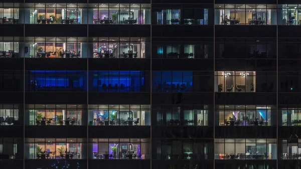 밤에는 시야를 가까이 사무실 건물은 빛나는 싱가포르 사람들로 있습니다 — 스톡 사진