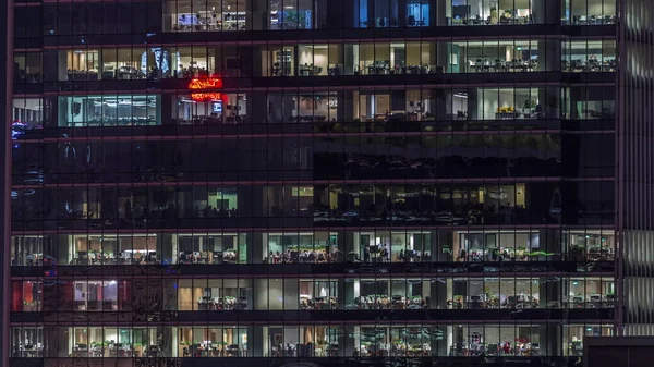 Moderne Bürogebäude Mit Großen Fenstern Der Nacht Zeitraffer Nahsicht Fenstern — Stockfoto