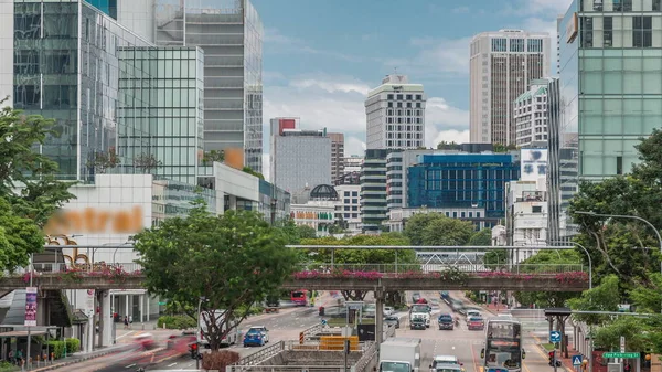 在新加坡中部地区的街道上和城市场景中 与汽车的交通在空中穿行 以市中心摩天大楼为背景的新桥路 — 图库照片