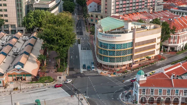 唐人街地区尼尔路两旁有红色屋顶的交叉口和装饰艺术商店的空中景观时过境迁 有十字路口和十字路口的街道上的交通 — 图库照片