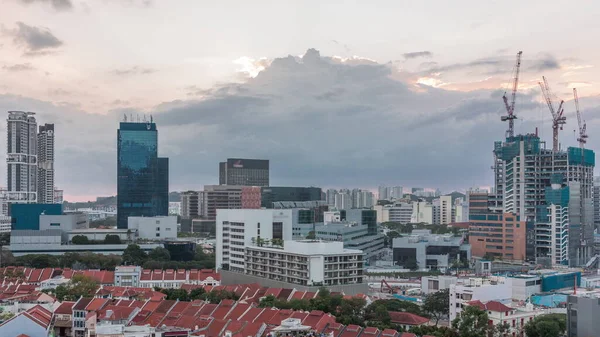 赤い屋根と中央ビジネス地区の高層ビルがあるチャイナタウンの空中ビューは シンガポールをタイムラプスします 古い建物と近代的な建物のコントラスト 日没前の道路の建設現場と交通 — ストック写真