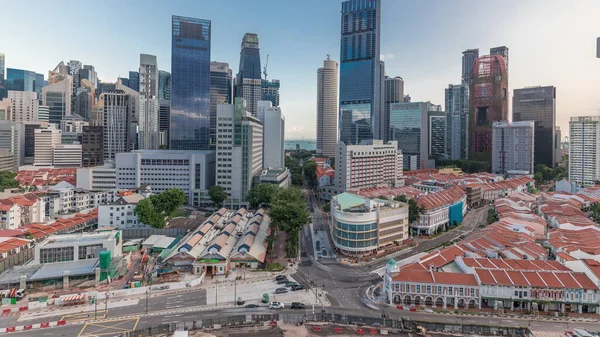 赤い屋根と中央ビジネス地区の高層ビルがあるチャイナタウンの空中ビューは シンガポールをタイムラプスします 古い建物と近代的な建物のコントラスト 道路上の交通 — ストック写真