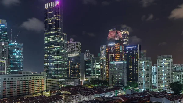 在新加坡 带有红色屋顶的唐人街和中央商业区的空中景观照亮了摩天大楼的时间 旧建筑与现代建筑的对比 街头交通 — 图库照片