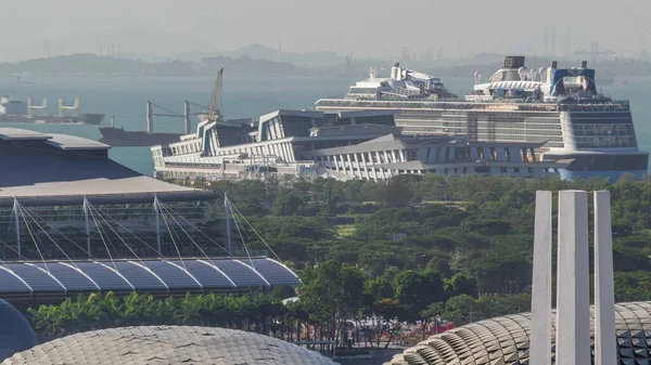 シンガポールクルーズセンターは ハーバーフロント付近でフェリーやクルーズを管理 運航するクルーズターミナルです エスプラネード劇場の屋根とマリーナベイエリア — ストック写真