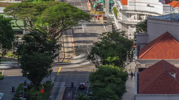 在新加坡中部地区的街道上和城市场景中 与汽车的交通在空中穿行 北桥路周围绿树成荫 — 图库照片