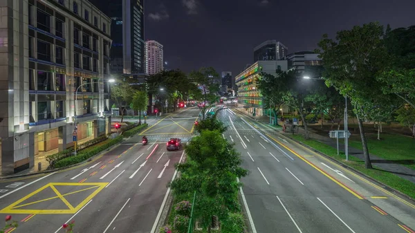 新加坡古山街派出所历史建筑灯火通明的公路交通在夜间空中穿行 带有彩色窗户的新古典主义风格建筑 背景下的摩天大楼 — 图库照片