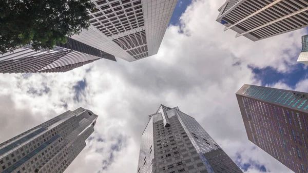 从现代商业摩天大楼的视角看城市中心商业大厦的玻璃景观和天空景观 新加坡的反光塔 — 图库照片