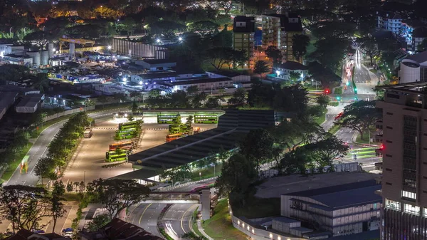 到新加坡繁忙的公共汽车终点站的空中观光时间 磅巴鲁公交交汇处与街上的交通 从天桥的观点看顶视图 — 图库照片
