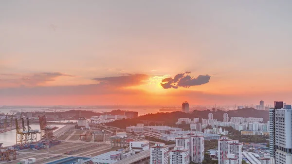 新加坡商业港口上空落日 全景全景城市天际线和亚洲最繁忙的货运港口 有数百艘船舶装载和数千个集装箱在港口 — 图库照片