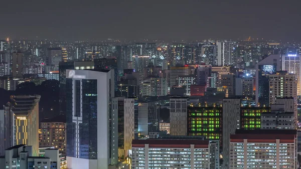 新加坡市区空中城市景观现代建筑摩天大楼夜间掠过 从天桥的角度看南桥的交通 — 图库照片