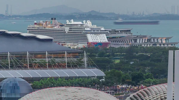 新加坡游轮中心 Singapore Cruise Centre 是一个游轮终点站 管理和运营哈尔滨阵线附近的渡船和游轮 有露天剧场屋顶的滨海湾区 — 图库照片