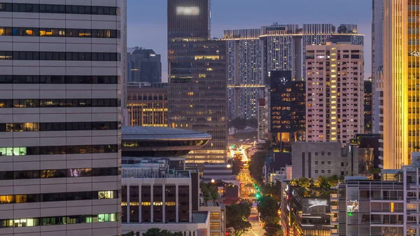 与玛丽娜湾地区的夜景相映成趣 照亮了市中心的摩天大楼 城市的天际线从天而降 这座塔形建筑坐落在北桥路上 新加坡的交通繁忙 — 图库照片