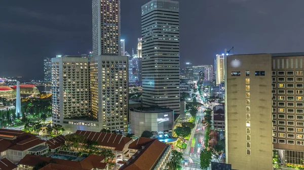 夜全景与玛丽娜湾地区和照明摩天大楼城市天际线空中穿行时间 这座塔形建筑坐落在北桥路上 新加坡的交通繁忙 — 图库照片
