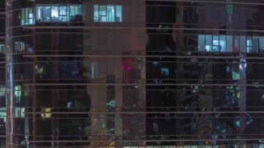 Ofis gökdelen dış gece geç saatlerde iç ışıklar ve gece timelapse içinde çalışan insanlar ile