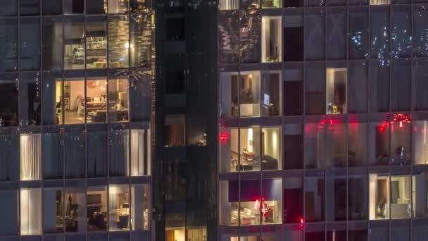 Vista nocturna del timelapse exterior de la torre del apartamento. Rascacielos de gran altura con luces intermitentes en las ventanas — Vídeos de Stock