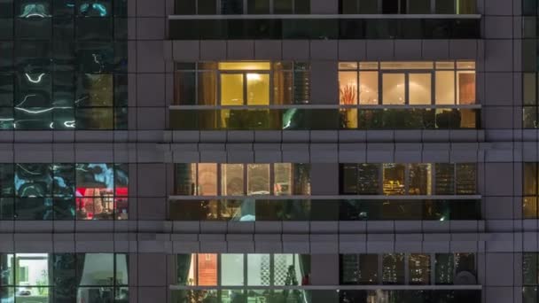 외부 아파트 건물 시간 경과의 야경. 창문에 깜박이는 조명이있는 고층 마천루 — 비디오