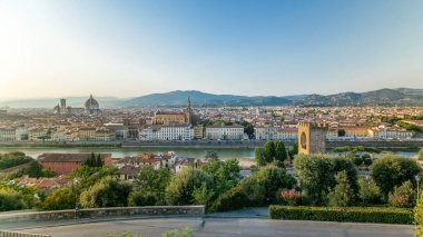 Zaman çizelgesinin üzerindeki güzel manzara, Arno Nehri ile Floransa 'nın tarihi manzarası gün batımından önce Michelangelo Meydanı' ndan başlıyor. İtalya. Yazın mavi gökyüzü