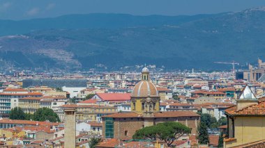 Boboli Bahçeleri 'nden (Giardino di Boboli) Floransa manzaralı tarihi binalar üzerindeki manzara. İtalya. Yazın mavi gökyüzü. Havadan üst görünüm.