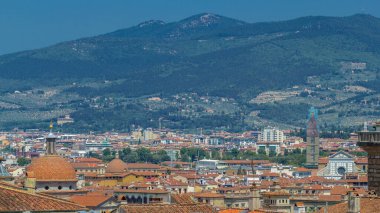 Boboli Bahçeleri 'nden (Giardino di Boboli) Floransa manzaralı tarihi binalar üzerindeki manzara. İtalya. Yazın mavi gökyüzü. Havadan üst görünüm.