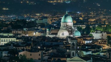 Floransa sinagogu gece vakti yeşil bakır kubbe ile çevrili banliyö konutları. Michelangelo Meydanı 'ndan gökyüzü görüntüsü