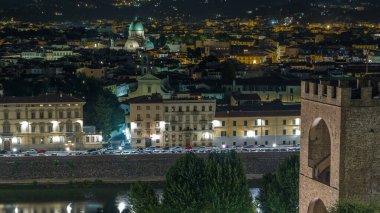 Aziz Nicholas, Sinagog, Arno nehri ve Piazzale Michelangelo 'daki diğer sarayların gece görüşü. Floransa, İtalya. Tarihi kentin akşam aydınlanması