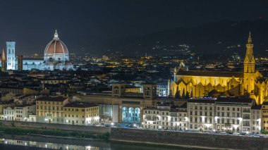 Santa Croce Bazilikası ve Santa Maria del Fiore, gece vakti Floransa 'da Arno Nehri ile Piazzale Michelangelo' dan izleniyor. Akşam aydınlatması. Havadan üst görünüm