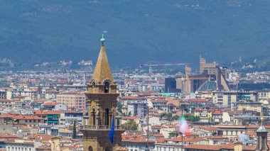 Boboli Bahçeleri 'nden (Giardino di Boboli) Floransa manzaralı tarihi binalar üzerindeki manzara. İtalya. Yazın mavi gökyüzü. Havadan üst görünüm.