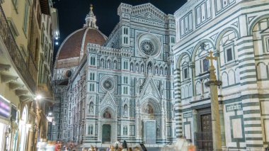 İtalya 'daki Floransa katedrali (Duomo) olan Santa Maria del Fiore Bazilikası' nın önünde. Akşam aydınlatması. Çan kulesi ve kubbe