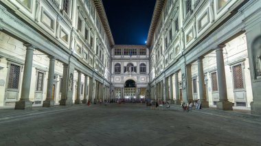 Uffizi Galerisi zaman çizelgesi. İtalya 'nın Toskana bölgesinde, Floransa' nın orta kesimindeki Piazza della Signoria 'nın bitişiğinde yer alır. Gece aydınlatması