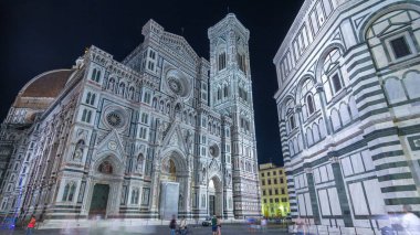 İtalya 'daki Floransa katedrali (Duomo) olan Santa Maria del Fiore Bazilikası' nın önünde. Akşam aydınlatması. Çan kulesi ve kubbe