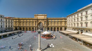 Cumhuriyet Meydanı 'nda Colonna Dell Abbondanza ve Birleşik İtalya' nın ilk kralı Victor Emmanuel II onuruna kemer takıldı. Yazın mavi gökyüzü. Üst hava manzarası. Floransa, İtalya