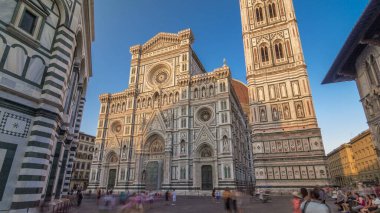İtalya 'daki Floransa katedrali (Duomo) olan Santa Maria del Fiore zaman çizelgesinin ön cephesi. Gölgeler gün batımında ön cephede hareket eder