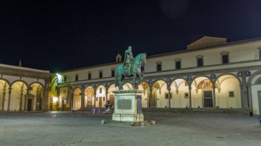 Ferdinando I de Medici heykeli, Tuscany Büyük Dükü, İtalya 'nın Floransa kentindeki Piazza della Santissima Annunziata' da bulunmaktadır.